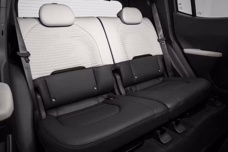 Khi trượt ghế lên phía trước, dung tích khoang hành lý đạt tối đa 403 lít ở bản 4 chỗ. Ngoài ra, xe còn có cốp chứa đồ phía trước, nằm bên dưới nắp ca-pô với dung tích 15 lít, đủ để cất dây sạc. Công nghệ trên Kia EV2 cũng “xịn” bất ngờ so với danh xưng xe điện giá rẻ.