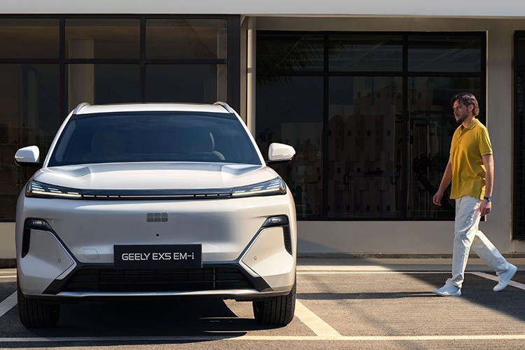 Với kích thước dài 4.740 mm, rộng 1.905 mm và cao 1.685 mm, EX5 EM-i có vóc dáng lớn hơn Jaecoo J7 và EX5 bản thuần điện, nhưng vẫn nhỏ hơn đôi chút so với Sealion 6. Trục cơ sở dài 2.755 mm ngang bằng Hyundai Tucson, hứa hẹn không gian nội thất rộng rãi. Đáng chú ý, bán kính quay đầu chỉ 5,2 m – nhỏ hơn nhiều đối thủ, giúp xe linh hoạt hơn khi di chuyển trong đô thị.