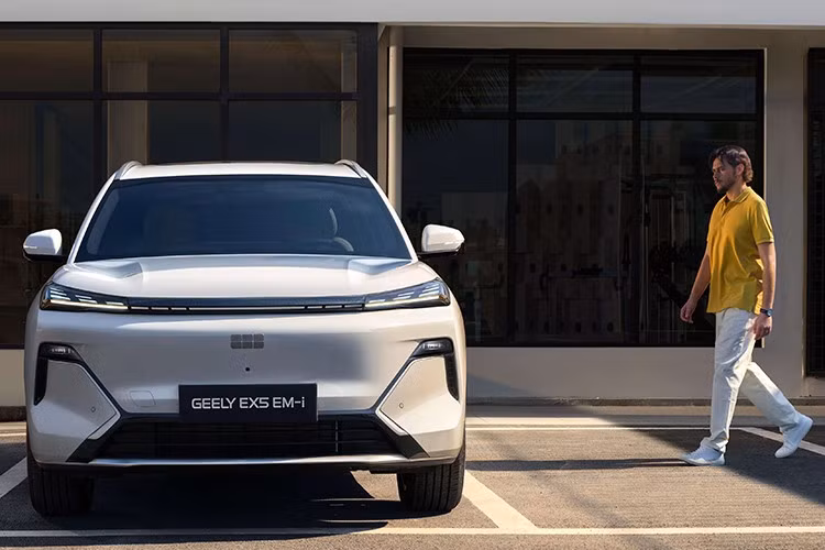 Với kích thước dài 4.740 mm, rộng 1.905 mm và cao 1.685 mm, EX5 EM-i có vóc dáng lớn hơn Jaecoo J7 và EX5 bản thuần điện, nhưng vẫn nhỏ hơn đôi chút so với Sealion 6. Trục cơ sở dài 2.755 mm ngang bằng Hyundai Tucson, hứa hẹn không gian nội thất rộng rãi. Đáng chú ý, bán kính quay đầu chỉ 5,2 m – nhỏ hơn nhiều đối thủ, giúp xe linh hoạt hơn khi di chuyển trong đô thị.