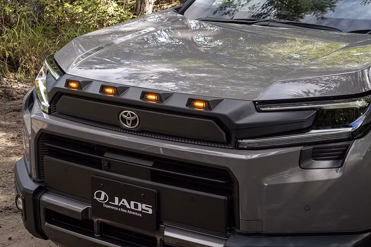 Bộ bodykit của Jaos bao gồm ốp cản trước cơ bắp với bốn đèn LED màu cam phong cách bán tải Mỹ, cản trước mở rộng ba mảnh, ốp sườn cứng cáp cùng hệ thống bảo vệ trụ cột thân xe.
