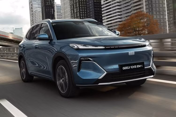 Ngoài khả năng sạc nhanh DC, EX5 EM-i còn hỗ trợ sạc ngược V2L và thậm chí cấp điện cho xe khác thông qua V2V. Nhiều khả năng khi gia nhập Việt Nam, mẫu PHEV đầu tiên của Geely sẽ được định vị quanh mốc 850 triệu đồng, tạo sức ép đáng kể với Jaecoo J7 PHEV (giá 879 triệu đồng) và BYD Sealion 6 (từ 799 - 899 triệu đồng).