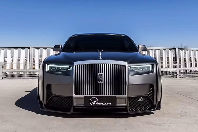 Các vè chắn bùn trước và sau tạo nên kiểu dáng xe chiếm trọn cả làn đường. Venuum Black cũng đi kèm với bộ chia gió cho cản sau, các khe hút gió cho chắn bùn trước, cánh gió trên nắp cốp sau và cánh gió trên nóc xe để cải thiện luồng khí.