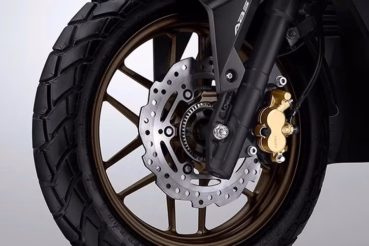 Xe được trang bị hệ thống phanh ABS bánh trước và hệ thống kiểm soát lực kéo, giúp tăng sự tự tin trên mọi điều kiện mặt đường.