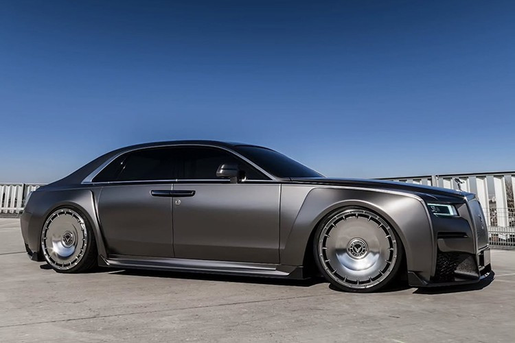 Xưởng độ xe đã thay đổi gần như mọi chi tiết trên chiếc Ghost khi xuất xưởng. Xe được trang bị cản trước thiết kế lại với các khe hút gió tích hợp, giúp tăng kích thước của lưới tản nhiệt thẳng đứng tùy chỉnh với các thanh dọc và logo Venuum, tạo nên sự mới mẻ.