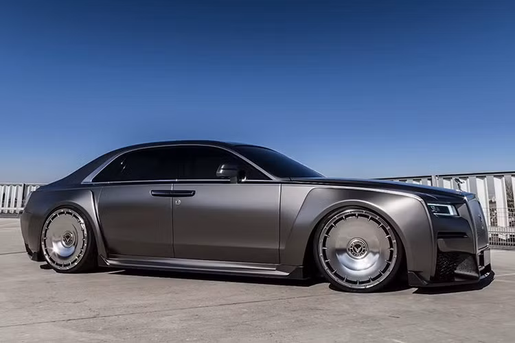 Xưởng độ xe đã thay đổi gần như mọi chi tiết trên chiếc Ghost khi xuất xưởng. Xe được trang bị cản trước thiết kế lại với các khe hút gió tích hợp, giúp tăng kích thước của lưới tản nhiệt thẳng đứng tùy chỉnh với các thanh dọc và logo Venuum, tạo nên sự mới mẻ.