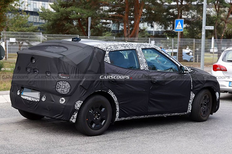 Phía sau xe gây chú ý với dải đèn hậu LED toàn chiều rộng, tích hợp họa tiết pixel đặc trưng, kết hợp cửa hậu chia kính và cánh gió nhỏ gọn. Tổng thể tạo nên một diện mạo vừa hiện đại, vừa thanh lịch – phù hợp với môi trường đô thị.