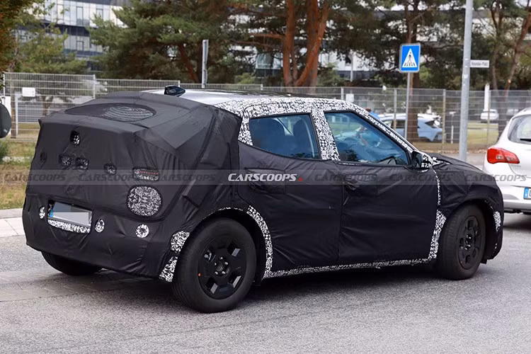 Phía sau xe gây chú ý với dải đèn hậu LED toàn chiều rộng, tích hợp họa tiết pixel đặc trưng, kết hợp cửa hậu chia kính và cánh gió nhỏ gọn. Tổng thể tạo nên một diện mạo vừa hiện đại, vừa thanh lịch – phù hợp với môi trường đô thị.