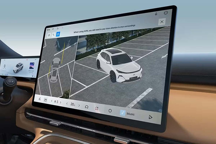 Điểm cộng đáng kể là việc Geely giữ lại cụm nút bấm vật lý cho hệ thống điều hòa tự động hai vùng, giúp người lái thao tác nhanh và an toàn hơn so với việc phụ thuộc hoàn toàn vào màn hình cảm ứng. Trung tâm bảng điều khiển là màn hình cảm ứng 15,4 inch độ phân giải 2,5K, hỗ trợ Apple CarPlay không dây và điều khiển giọng nói. Phía sau vô-lăng là màn hình kỹ thuật số 10,2 inch hiển thị đầy đủ thông tin vận hành.