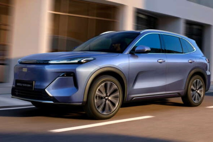 Hãng xe Geely cho biết sẽ đưa mẫu EX5 EM-i ra thị trường Việt Nam trong năm 2026. Đây là phiên bản hybrid sạc điện (PHEV) phát triển từ dòng SUV cỡ C thuần điện Geely EX5, hiện đang được phân phối với mức giá từ 839 - 889 triệu đồng.