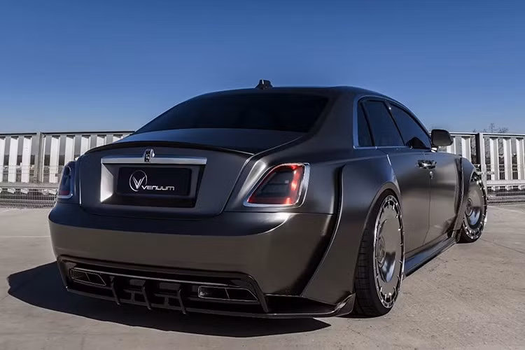 Lớp sơn Vanta Black càng làm tăng thêm vẻ ngoài hầm hố, khiến các phương tiện khác phải tránh đường ngay khi nó xuất hiện trong gương chiếu hậu. Cánh gió trước làm nổi bật tư thế săn mồi của chiếc Vanta. Bộ body kit còn bao gồm ốp sườn mới và cản sau được thiết kế lại, cùng với một số tùy chọn khác.