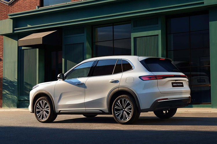 Thiết kế đuôi xe mang hơi hướng của Porsche Cayenne giai đoạn 2019 - 2023, thể hiện qua cụm đèn hậu LED kéo dài liền mạch và khu vực đặt biển số tạo hình cân đối. Cản sau phủ sơn đen bóng, điểm xuyết các chi tiết mạ crôm mảnh tương đồng với thiết kế phía trước, đồng thời giấu kín hệ thống ống xả. Cốp sau hỗ trợ đóng/mở điện và có thể tự động kích hoạt khi người dùng tiến lại gần.
