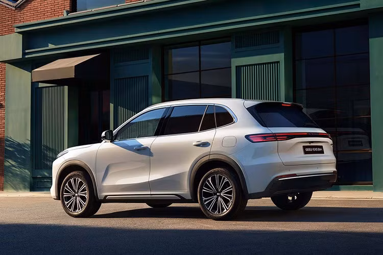 Thiết kế đuôi xe mang hơi hướng của Porsche Cayenne giai đoạn 2019 - 2023, thể hiện qua cụm đèn hậu LED kéo dài liền mạch và khu vực đặt biển số tạo hình cân đối. Cản sau phủ sơn đen bóng, điểm xuyết các chi tiết mạ crôm mảnh tương đồng với thiết kế phía trước, đồng thời giấu kín hệ thống ống xả. Cốp sau hỗ trợ đóng/mở điện và có thể tự động kích hoạt khi người dùng tiến lại gần.