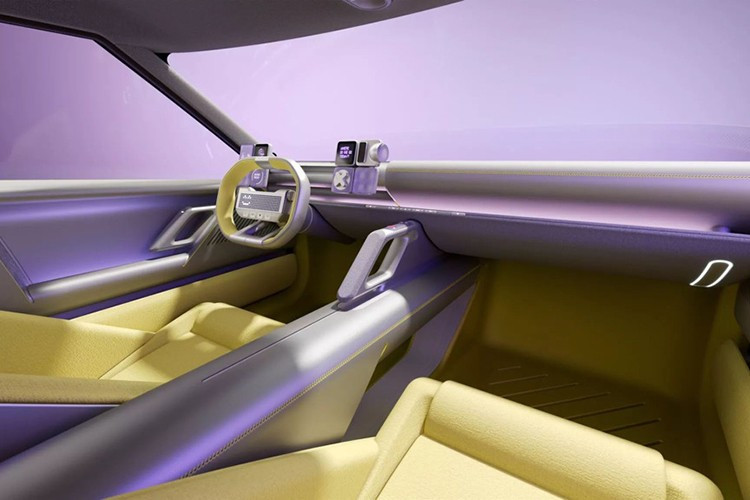 Từ những hình ảnh của Concept Three, dự đoán người dùng có thể cá nhân hóa trải nghiệm xe với hồ sơ đám mây, cài đặt tính năng theo yêu cầu, điều khiển bằng giọng nói tự nhiên và kết nối Apple CarPlay Ultra. Dưới màn hình trung tâm là hàng phím vật lý điều khiển hệ thống điều hòa – chi tiết được đánh giá cao về tính tiện dụng.