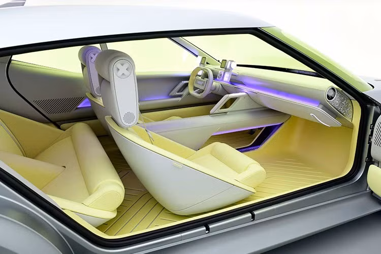 Không gian bên trong mang phong cách tối giản, điểm xuyết bằng đèn nội thất đổi màu và vật liệu trang trí mềm mại. Xe hỗ trợ hệ thống hỗ trợ lái nâng cao cấp độ 2, giúp người dùng di chuyển an toàn và thoải mái hơn trong điều kiện giao thông đô thị.
