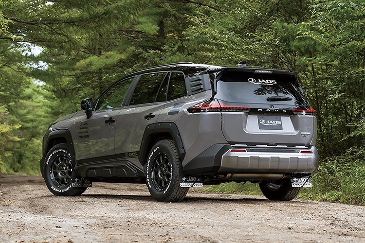 Phiên bản Toyota RAV4 Adventure 2026 được Jaos nâng cấp toàn diện, không chỉ thay đổi về ngoại hình mà còn hướng đến việc gia tăng khả năng off-road mà không làm mất đi sự linh hoạt trên đường phố.