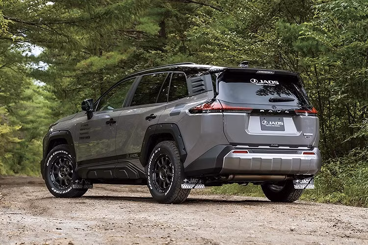 Phiên bản Toyota RAV4 Adventure 2026 được Jaos nâng cấp toàn diện, không chỉ thay đổi về ngoại hình mà còn hướng đến việc gia tăng khả năng off-road mà không làm mất đi sự linh hoạt trên đường phố.