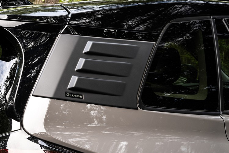 Bộ mâm mới Jaos Adamas BL5 17 inch, với hai tùy chọn màu sắc Smoke Polished Black hoặc Matte Glass Black, thay thế cho bộ mâm 18 inch tiêu chuẩn, tạo khoảng trống để lắp lốp gai địa hình. Người dùng còn có thể chọn thêm chắn bùn màu đỏ hoặc đen để hoàn thiện diện mạo.