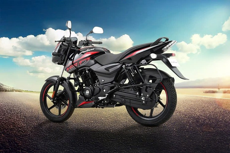 Điểm nhấn lớn nhất trên Pulsar 150 2026 mới là việc được trang bị hệ thống chiếu sáng LED, bao gồm đèn pha và đèn xi-nhan, giúp cải thiện khả năng quan sát và mang lại cảm giác hiện đại hơn cho mẫu xe vốn đã quen thuộc với người dùng.