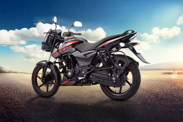 Điểm nhấn lớn nhất trên Pulsar 150 2026 mới là việc được trang bị hệ thống chiếu sáng LED, bao gồm đèn pha và đèn xi-nhan, giúp cải thiện khả năng quan sát và mang lại cảm giác hiện đại hơn cho mẫu xe vốn đã quen thuộc với người dùng.