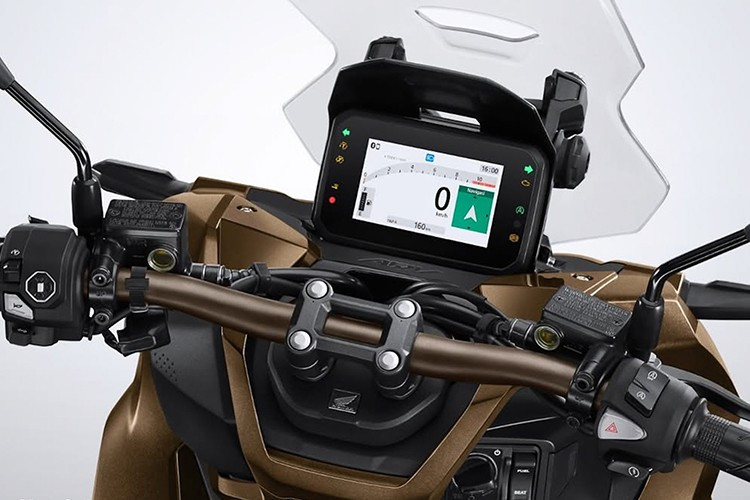 Điểm nâng cấp nổi bật nhất của Honda ADV160 RoadSync chính là việc được trang bị đầy đủ hệ thống Honda RoadSync. Hệ thống này hỗ trợ kết nối smartphone qua Bluetooth, cho phép người lái nghe/gọi điện thoại, nghe nhạc, xem thông báo và sử dụng dẫn đường bằng giọng nói thông qua màn hình đồng hồ.