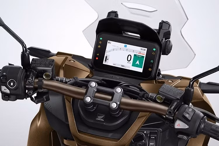 Điểm nâng cấp nổi bật nhất của Honda ADV160 RoadSync chính là việc được trang bị đầy đủ hệ thống Honda RoadSync. Hệ thống này hỗ trợ kết nối smartphone qua Bluetooth, cho phép người lái nghe/gọi điện thoại, nghe nhạc, xem thông báo và sử dụng dẫn đường bằng giọng nói thông qua màn hình đồng hồ.