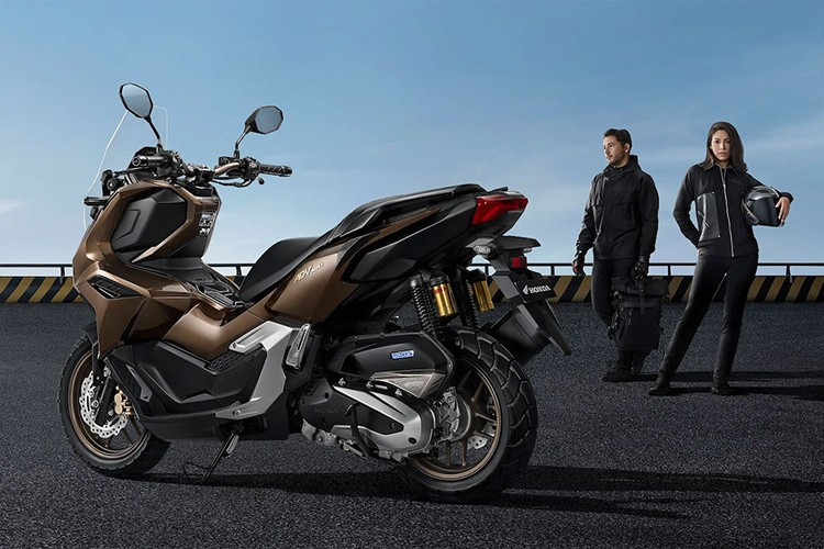 Chuyên trang xe Greatbiker dẫn nguồn tin thân cận cho biết Honda dự định trình làng ADV160 RoadSync tại Thái Lan vào ngày 9/1/2026, và rất có thể mẫu xe tay ga đa địa hình này cũng sẽ sớm được bán chính hãng tại Việt Nam vào năm sau.