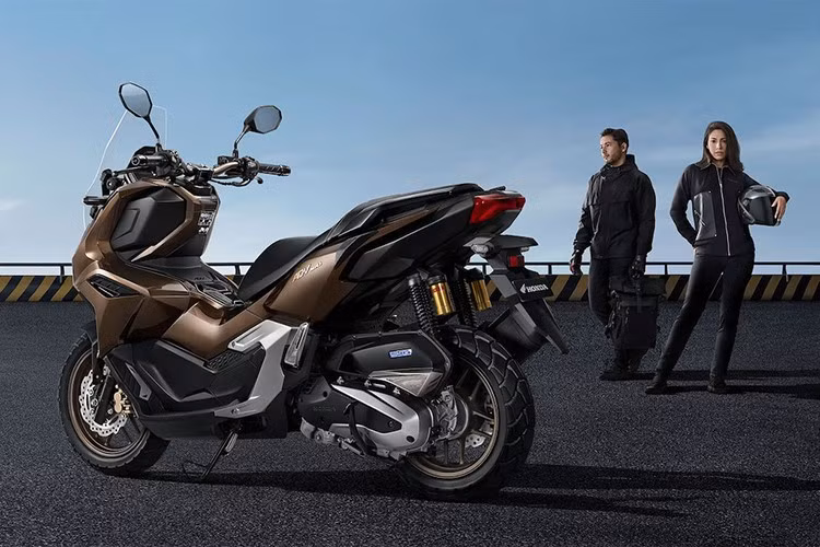 Chuyên trang xe Greatbiker dẫn nguồn tin thân cận cho biết Honda dự định trình làng ADV160 RoadSync tại Thái Lan vào ngày 9/1/2026, và rất có thể mẫu xe tay ga đa địa hình này cũng sẽ sớm được bán chính hãng tại Việt Nam vào năm sau.
