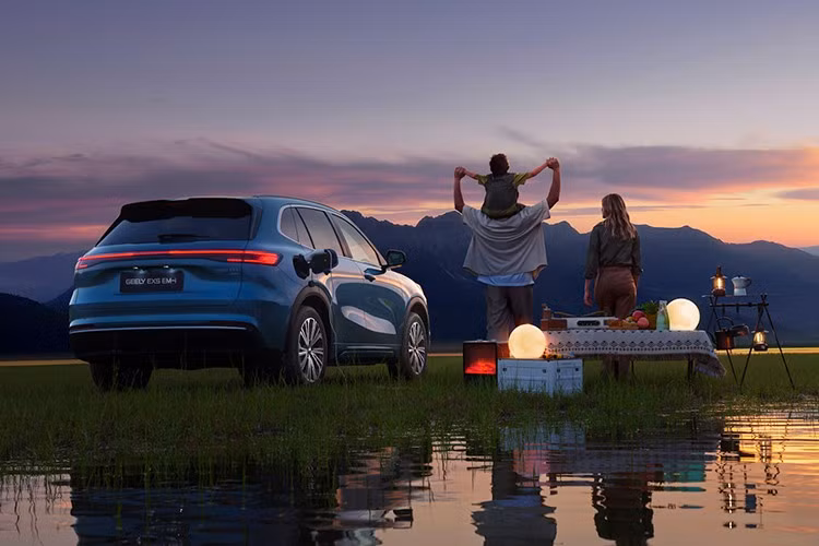 Về vận hành, xe sử dụng động cơ xăng 1.5L hút khí tự nhiên kết hợp hệ thống hybrid tích hợp dạng "11 trong 1", sức kéo được truyền tới cầu trước. Xe có thể tăng tốc 0-100 km/h trong 8,1 giây, trong khi mức tiêu thụ nhiên liệu công bố chỉ 2,4 lít/100 km. Với bộ pin 18,4 kWh, xe có thể chạy thuần điện tối đa 83 km, trong khi phạm vi hoạt động có thể đạt tới 943 km khi kết hợp cả động cơ xăng và mô-tơ điện.