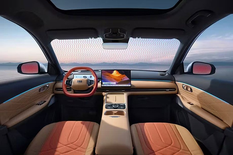 Khác với phong cách hướng về người lái trên bản thuần điện, khoang cabin của EX5 EM-i được thiết kế đối xứng, tạo cảm giác thân thiện cho mọi vị trí ngồi. Bảng táp-lô phân tầng, sử dụng da nhân tạo và nhựa mềm, mang đến cảm giác cao cấp hơn so với tầm giá.