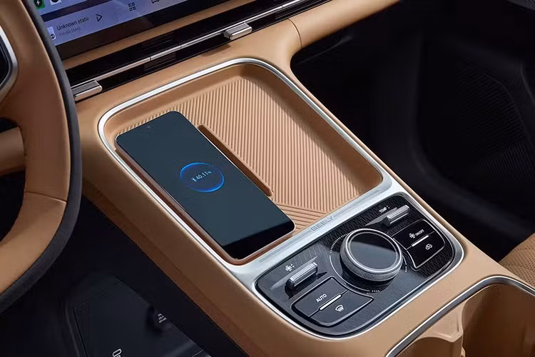 Hàng ghế sau có sàn phẳng, khoảng để chân rộng và tựa lưng ngả sâu, phù hợp cho những chuyến đi dài. Khoang hành lý đạt dung tích 528 lít và có thể mở rộng lên hơn 2.000 lít khi gập ghế, vượt trội so với nhiều đối thủ cùng phân khúc.