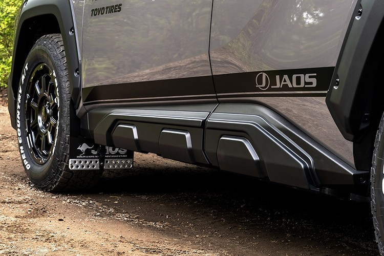 Không chỉ dừng ở phần nhìn, Jaos còn cung cấp hệ thống nâng gầm Battlez Lift-up với lò xo và giảm xóc điều chỉnh theo tần số, giúp tăng khoảng sáng gầm thêm từ 20 đến 25 mm. Những nâng cấp này mang lại lợi thế lớn khi chiếc xe vận hành trên địa hình gồ ghề, mà vẫn đảm bảo sự ổn định khi chạy phố.