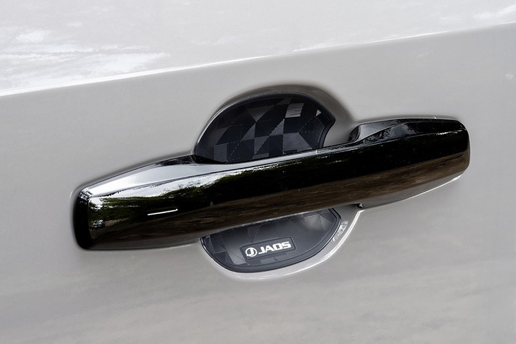 Điểm đáng chú ý là toàn bộ hệ truyền động trên RAV4 Adventure vẫn được giữ nguyên. Xe tiếp tục sử dụng động cơ hybrid 2.5L sản sinh công suất 237 mã lực, kết hợp với hệ dẫn động bốn bánh toàn thời gian E-Four tích hợp các chế độ Trail và Snow. Sự ổn định, tiết kiệm và tin cậy vốn có của hệ thống hybrid Toyota vẫn là điểm tựa vững chắc cho phiên bản độ này.