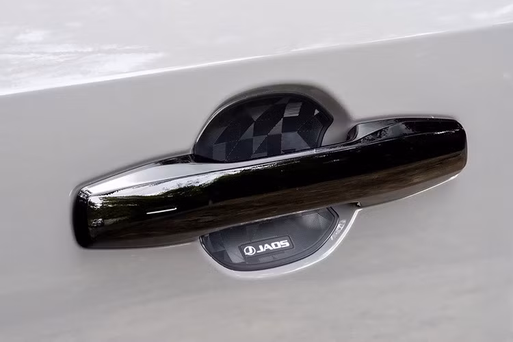 Điểm đáng chú ý là toàn bộ hệ truyền động trên RAV4 Adventure vẫn được giữ nguyên. Xe tiếp tục sử dụng động cơ hybrid 2.5L sản sinh công suất 237 mã lực, kết hợp với hệ dẫn động bốn bánh toàn thời gian E-Four tích hợp các chế độ Trail và Snow. Sự ổn định, tiết kiệm và tin cậy vốn có của hệ thống hybrid Toyota vẫn là điểm tựa vững chắc cho phiên bản độ này.