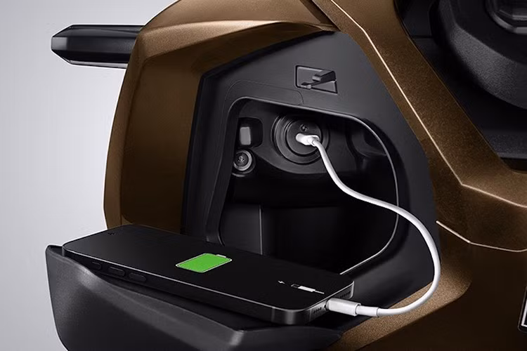 Việc điều khiển được thực hiện bằng các nút bấm bên trái tay lái, giúp tăng sự tiện lợi và an toàn khi vận hành mà không cần rời mắt khỏi mặt đường. Tính năng này giúp nâng tầm ADV160 từ một chiếc scooter thiên hướng off-road trở thành một “SUV Scooter” đúng nghĩa, hội tụ cả hiệu năng lẫn công nghệ.