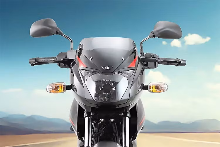 Bên cạnh đó, Bajaj cũng bổ sung các tùy chọn màu sơn và bộ tem đồ họa mới, tạo nên diện mạo trẻ trung và thể thao hơn, trong khi tổng thể thiết kế vẫn giữ nguyên những đường nét đặc trưng đã làm nên tên tuổi của dòng Pulsar trong nhiều năm qua.