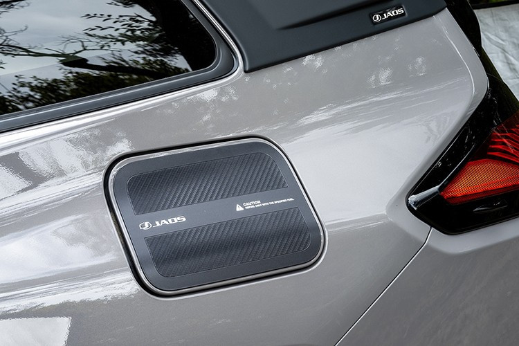 Về giá bán, các trang bị độ Jaos được cung cấp theo dạng "a la carte", tức là người mua có thể chọn từng món riêng lẻ. Trong đó, bộ cản trước có giá khoảng 114.400 Yên (tương đương 740 USD), ốp mũi và ốp sườn mỗi món khoảng 66.000 Yên (430 USD), bộ vòm bánh xe 94.600 Yên (620 USD).