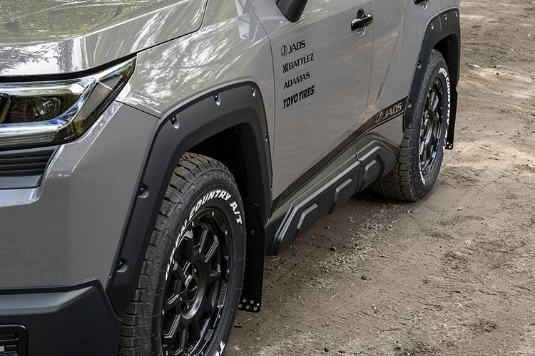 Phiên bản RAV4 độ Jaos sẽ chính thức ra mắt công chúng tại triển lãm Tokyo Auto Salon 2026, diễn ra từ ngày 9 đến 11 tháng 1. Tại đây, Jaos còn mang đến dàn SUV độ đầy uy lực khác như Mitsubishi Delica D:5, Delica Mini.