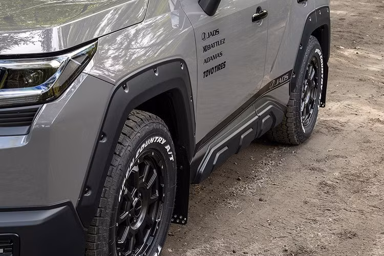 Phiên bản RAV4 độ Jaos sẽ chính thức ra mắt công chúng tại triển lãm Tokyo Auto Salon 2026, diễn ra từ ngày 9 đến 11 tháng 1. Tại đây, Jaos còn mang đến dàn SUV độ đầy uy lực khác như Mitsubishi Delica D:5, Delica Mini.