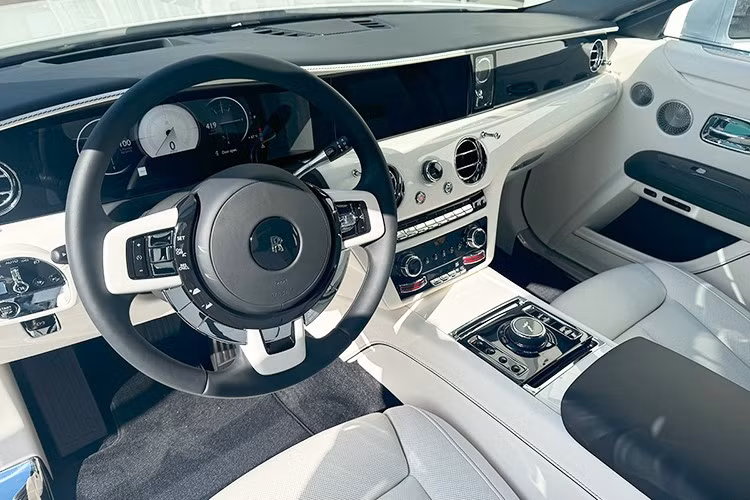 Hãng độ cũng cung cấp nắp ca-pô được thiết kế lại để bảo vệ động cơ V12 tăng áp kép 6,75 lít, sản sinh công suất 563 mã lực và mô-men xoắn 627 pound-feet (850 Nm). Chính những con số này giúp Ghost có thể tăng tốc từ 0 đến 60 mph trong 4,7 giây và đạt tốc độ tối đa giới hạn điện tử là 155 mph (250 km/h).