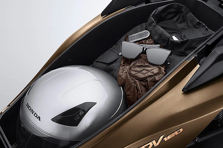 Ngoài ra Honda ADV160 RoadSync 2026 có nhiều tính năng hiện đại như kính gió có thể tùy chỉnh 2 cấp độ, hộc để đồ phía trước tích hợp cổng sạc, dung tích cốp 30 lít để vừa 1 mũ bảo hiểm fullface, yên sau có cảm giác ngồi thoải mái hơn.