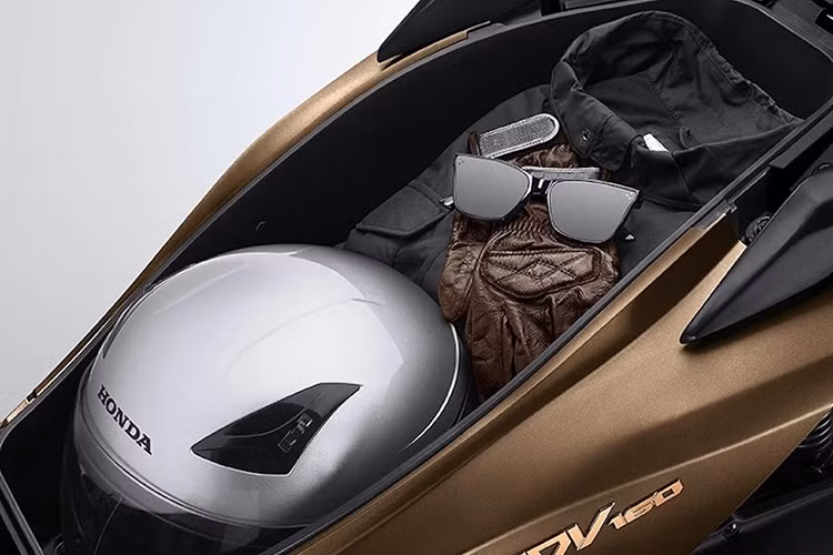 Ngoài ra Honda ADV160 RoadSync 2026 có nhiều tính năng hiện đại như kính gió có thể tùy chỉnh 2 cấp độ, hộc để đồ phía trước tích hợp cổng sạc, dung tích cốp 30 lít để vừa 1 mũ bảo hiểm fullface, yên sau có cảm giác ngồi thoải mái hơn.