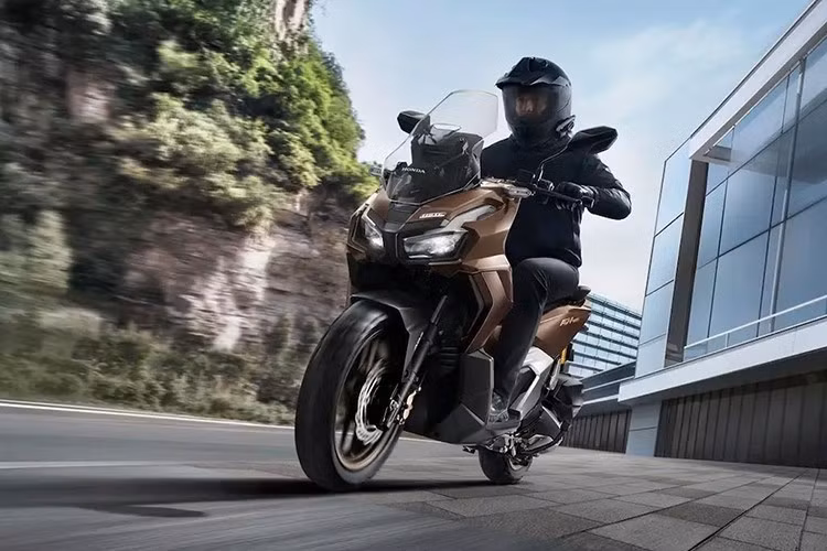 Honda chính thức ra mắt ADV lần đầu vào năm 2019 với khối động cơ 150cc và tên gọi là "ADV 150". Đến năm 2022, Honda đã nâng cấp động cơ mới và đặt tên "ADV 160" và đến nay mới có bản nâng cấp mới. Hiện mẫu xe này đã được nhập khẩu tư nhân về Việt Nam với giá bán gần 90 triệu đồng.