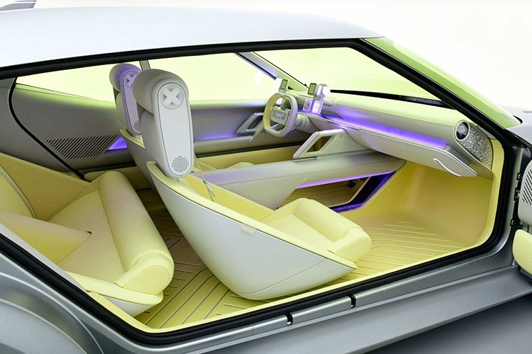 Không gian bên trong mang phong cách tối giản, điểm xuyết bằng đèn nội thất đổi màu và vật liệu trang trí mềm mại. Xe hỗ trợ hệ thống hỗ trợ lái nâng cao cấp độ 2, giúp người dùng di chuyển an toàn và thoải mái hơn trong điều kiện giao thông đô thị.