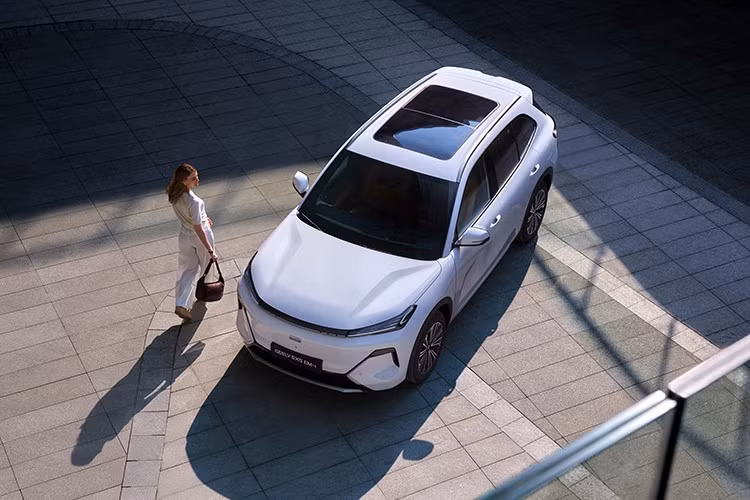 Phiên bản hybrid cắm sạc vẫn giữ phong cách thiết kế mềm mại, tối ưu khí động học tương tự EX5, nhưng được tinh chỉnh để tạo cảm giác đầy đặn và chững chạc hơn. Cụm đèn pha LED được làm mỏng và đặt thấp, trong khi đèn định vị ban ngày nối liền qua dải trang trí đen bóng tạo điểm nhấn thị giác. Cản trước góc cạnh hơn, đi kèm các khe hút gió lớn nhằm tăng hiệu quả làm mát cho động cơ xăng.