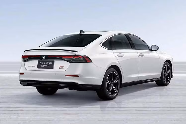Dù chỉ là bản nâng cấp nhẹ giữa vòng đời, Accord 2026 vẫn được Honda tinh chỉnh khá nhiều chi tiết nhằm tăng sức hút trên thị trường. Toàn bộ các phiên bản đều được thay đổi logo H Mark theo phong cách Monochrome với tông bạc – đen hiện đại hơn.