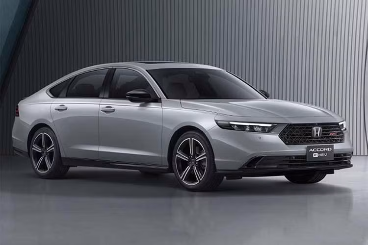 Điểm nhấn lớn nhất trên phiên bản Honda Accord e:HEV 2026 nâng cấp mới tại thị trường Thái Lan chính là lần đầu tiên xuất hiện tùy chọn nội thất tông trắng White, kết hợp cùng màu sơn ngoại thất Urban Grey Pearl hoàn toàn mới, mang đến diện mạo sang trọng và hiện đại hơn cho mẫu sedan cỡ D này.