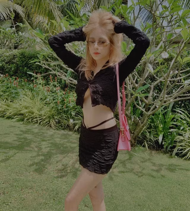 Vào khoảng những năm 2010 - 2013, Trân Mèo bắt đầu được biết với nickname “hot girl Yahoo”. Cô sở hữu vẻ ngoài xinh đẹp, ngây thơ, trong sáng đúng với gu của thời bấy giờ.