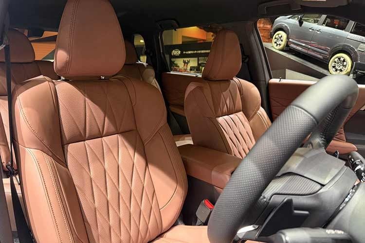 Điểm nhấn công nghệ là màn hình giải trí trung tâm 12,3 inch hiện được trang bị tiêu chuẩn cho tất cả các phiên bản, kết hợp cùng bảng đồng hồ kỹ thuật số có đồ họa mới bắt mắt. Đặc biệt, trải nghiệm hưởng thụ của hành khách sẽ được nâng tầm với hệ thống âm thanh cao cấp, kết quả của sự hợp tác giữa Mitsubishi và đối tác âm thanh danh tiếng Yamaha.