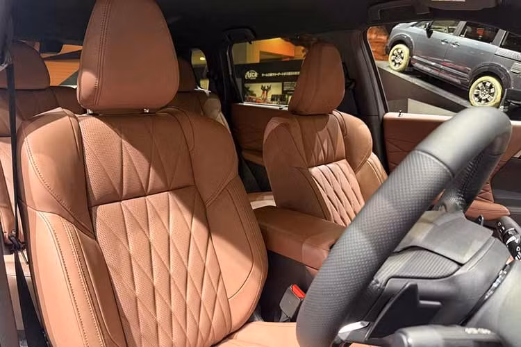 Điểm nhấn công nghệ là màn hình giải trí trung tâm 12,3 inch hiện được trang bị tiêu chuẩn cho tất cả các phiên bản, kết hợp cùng bảng đồng hồ kỹ thuật số có đồ họa mới bắt mắt. Đặc biệt, trải nghiệm hưởng thụ của hành khách sẽ được nâng tầm với hệ thống âm thanh cao cấp, kết quả của sự hợp tác giữa Mitsubishi và đối tác âm thanh danh tiếng Yamaha.