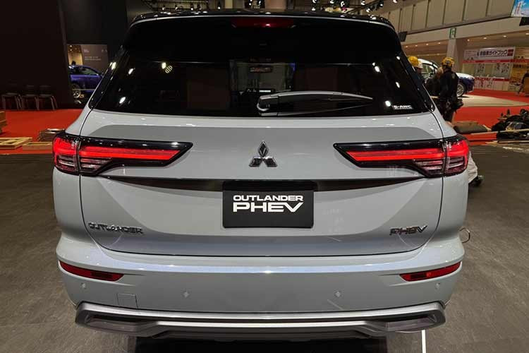 Theo kế hoạch, Mitsubishi sẽ bắt đầu bàn giao Outlander PHEV 2026 tới tay khách hàng tại Bắc Mỹ từ tháng 2 tới. Sau mức giá công bố tại Canada, giới mê xe đang đổ dồn sự chú ý vào thị trường Mỹ. Dự kiến, giá xe tại Mỹ sẽ rơi vào khoảng 42.000 USD (1,10 tỷ đồng), cao hơn mức quy đổi tương đương từ thị trường Canada.
